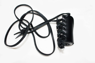 Un bicchiere appeso nella pelle con una cinghia