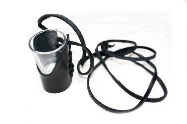 Un verre suspendu dans le cuir avec une sangle