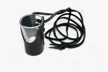 Un bicchiere appeso nella pelle con una cinghia