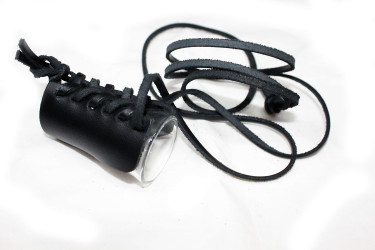 Un bicchiere appeso nella pelle con una cinghia