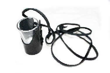 Un bicchiere appeso nella pelle con una cinghia